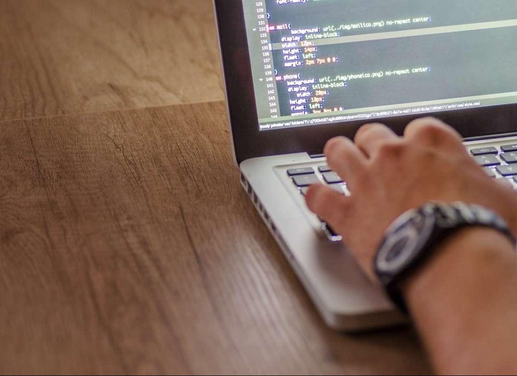 Chuyên viên IT là gì? Bảng mô tả công việc đầy đủ nhất